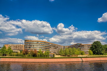 Wohnsiedlung an der Spree in Berlin, Deutschland