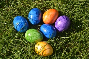 Bunte Ostereier liegen im Gras