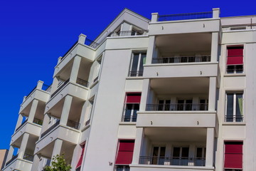 Modernes weißes Wohnhaus mit Balkonen