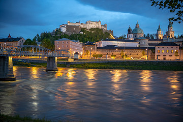 Altstadt von Salzburg und Festung Hohensalzburg am Abend