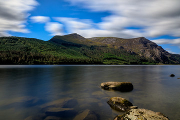 Clouds move over the peak Mynydd Mawr with Llyn Cwellyn, a lake in Snowdonia (Eryri), Wales (Cymru), UK.