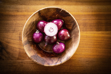 Rote Zwiebel in einer Holzschale