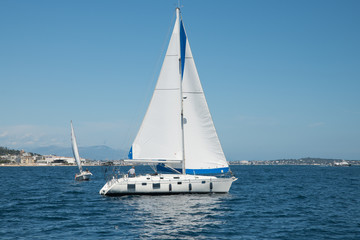 Obraz premium Voilier virant de bord