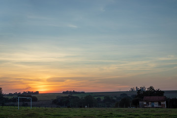 pôr-do-sol no campo