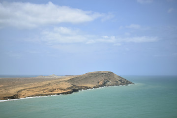 Fototapeta premium Paisaje Roca sobresaliendo en el mar 