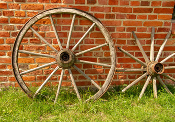 Fototapeta na wymiar Speichenräder für alte Kutschen aus dem 19. Jahrhundert