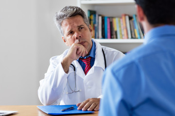 Arzt mit Patient bei der Sprechstunde