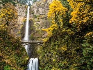 Multnomah_Falls_Columbia_River_Gorge_Oregon_waterfall_autumn