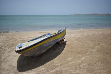 Bote abandonado en la playa 