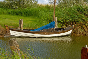 Fototapeta premium Festgemachtes Segelboot für den Freizeitsport