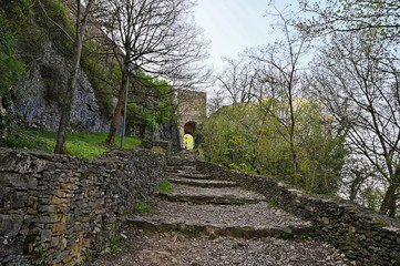 Crémieu, montée vers les remparts de la colline St Hippolyte, Isère, Auvergne-Rhône-Alpes,...