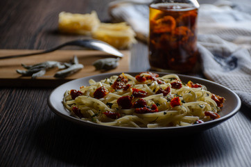 pasta, spaghetti with sun-dried tomatoes