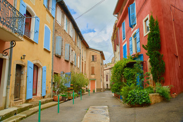 Fototapeta na wymiar Maisons colorés dans une petite ruelle