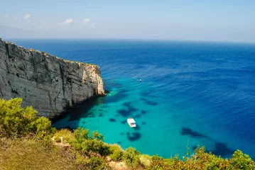 Gardinen Küste der Insel Zakynthos mit kristallklarem Wasser und einem abgelegenen Boot im Sommer. © Scott
