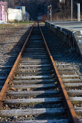 Fototapeta premium 錆びたレールと廃線になった駅のホーム 増毛駅