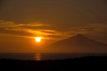 夕暮の島影　利尻富士