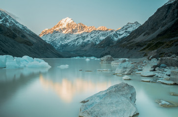Fototapeta premium glacier lake with mount cook in the background