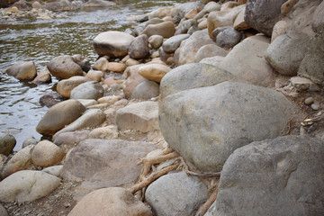 Rocas a la orilla de un r&iacute;o 