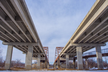 Obraz premium Underside state highway bridges that go over the Minnesota River south of the Twin Cities - great straight lines, symmetry, and blue skies