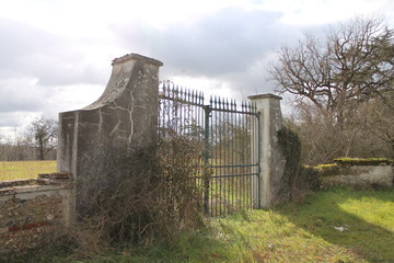 un portail d'entrée en ruine