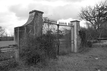 portail d'enrée en ruine