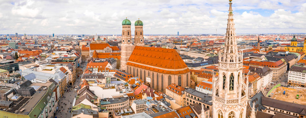 Fototapeta premium Widok z lotu ptaka na katedrę Frauenkirche w Monachium, Niemcy. Piękny widok na stare miasto.
