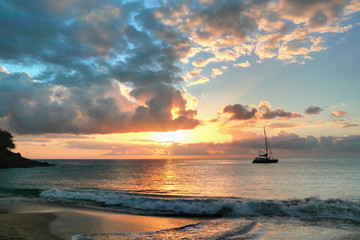 Fototapeta na wymiar Coucher de soleil plage Leroux en Guadeloupe Antilles Française
