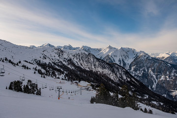 Obraz premium Winter panorama of mountains in Pitztal Hoch Zeiger ski resort in Austria Alps. Ski slopes. Beautiful winter day.