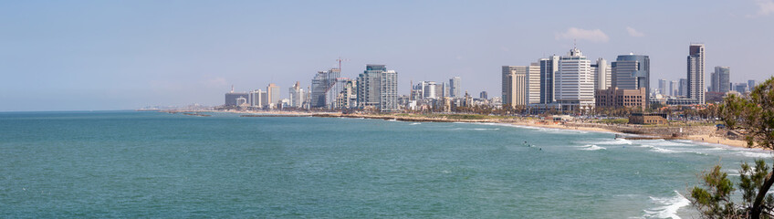Fototapeta premium Panoramiczny widok na nowoczesne centrum miasta nad Morzem Śródziemnym w słoneczny dzień. Zrobiono w Jaffie, Tel Aviv-Yafo, Izrael,