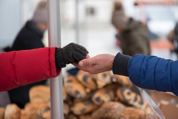 Hände berühren sich am Markt beim bezahlen
