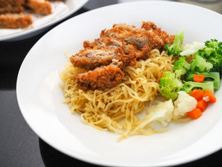 Egg noodles with fried chicken and vegetables