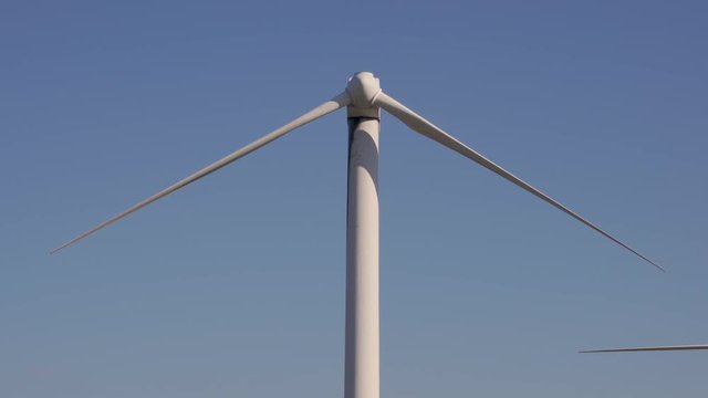 Une &eacute;olienne en panne avec une pale perdue en gros plan