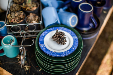 The blurred background of the shop decoration (small glass of water, vase, flowers) that is decorated on the wall or placed on a wooden table for customer service to relax during the service