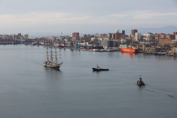 Fototapeta premium Training sailing vessel Pallada in the Golden Horn Bay in Vladivostok