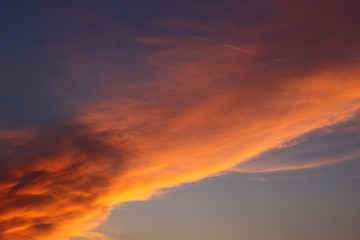 Fototapeta premium dość kolorowe słońce kolorowe chmury na niebie za pomocą w projektowaniu jako tło.