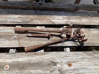 Fierros viejos y oxidados para marcar ganado sobre carretilla de madera