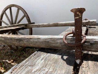 Clavo y argolla viejos y oxidados para fijar carretilla de madera