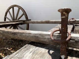 Clavo y argolla viejos y oxidados para fijar carretilla de madera