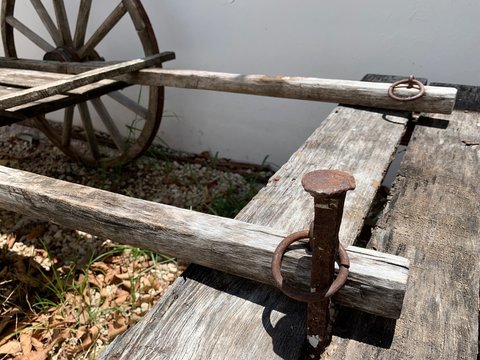 Clavo y argolla viejos y oxidados para fijar carretilla de madera