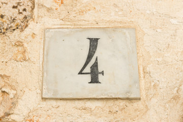 Hausnummer 4