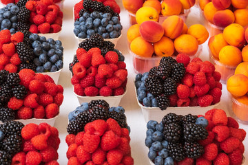 Beeren und Aprikosen als Snack zwischendurch auf dem Markt