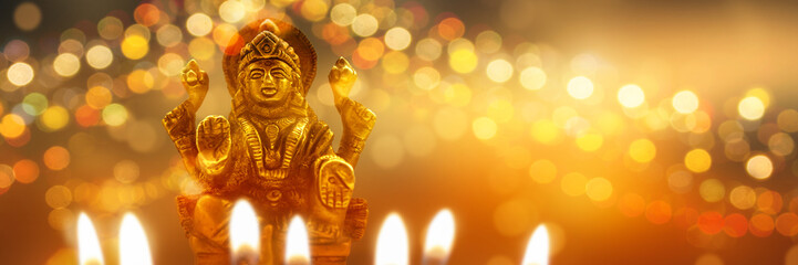 diwali hintergrund mit goldener statue lakshmi und unscharfen lichtern