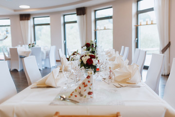 Tischdekoration Hochzeit gedeckter Tisch Namensschild Blumendekoration