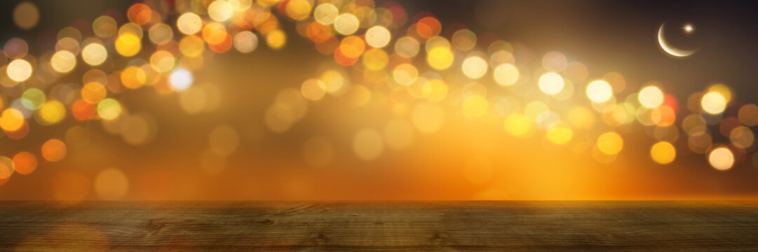 festlicher islamischer hintergrund mit mondsichel und stern &uuml;ber leerem Holztisch, rahmen aus unscharfen lichtern wie ein festzelt