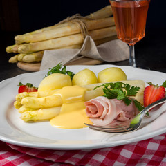 asparagus with light ham and bechamel sauce