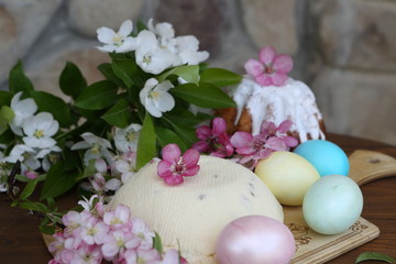 Fototapeta na wymiar Easter cheese and painted eggs