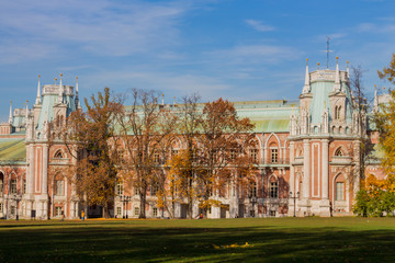 Obraz premium Moskwa, Rosja - 16 października 2018 r .: Wielki Pałac Carycyno w rezerwacie muzeum Carycyno