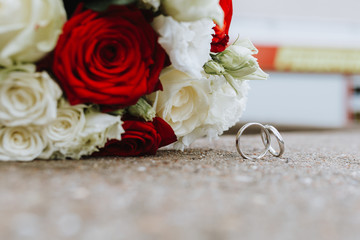 Brautstrauß und Eheringe bei einer Feuerwehrhochzeit