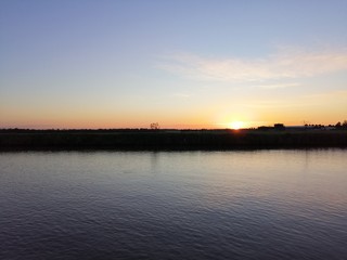 Fototapeta na wymiar alba sul fiume