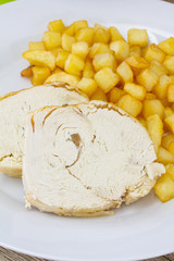 rôti de poulet et pommes de terre rissolées